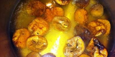 рулетики из свинины с инжиром и миндалем