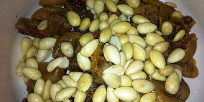 рулетики из свинины с инжиром и миндалем