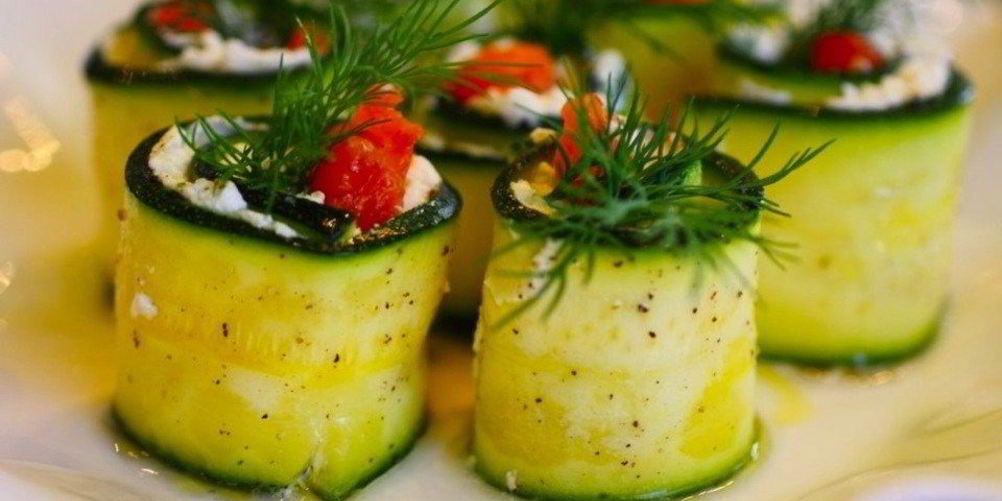 Рецепт рулетики из цукини с копченой семгой