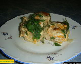 Рулетики с начинкой под сметанным соусом