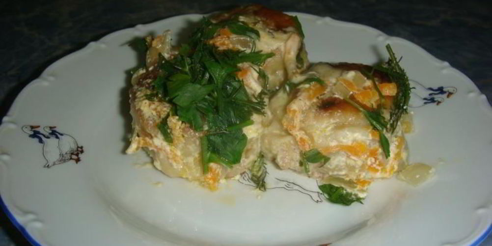 Рецепт рулетики с начинкой под сметанным соусом