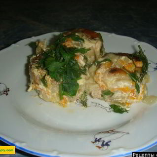 Рулетики с начинкой под сметанным соусом