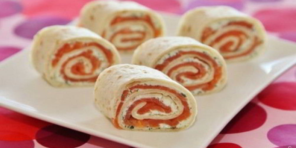 Рецепт рулетики с семгой и сыром