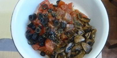 рулетики с томатами и грибами