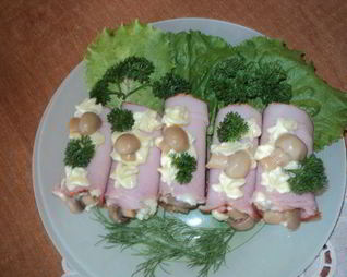 Рулетики закусочные с ветчиной, сыром и грибами