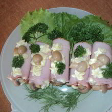 Рецепт Рулетики закусочные с ветчиной, сыром и грибами