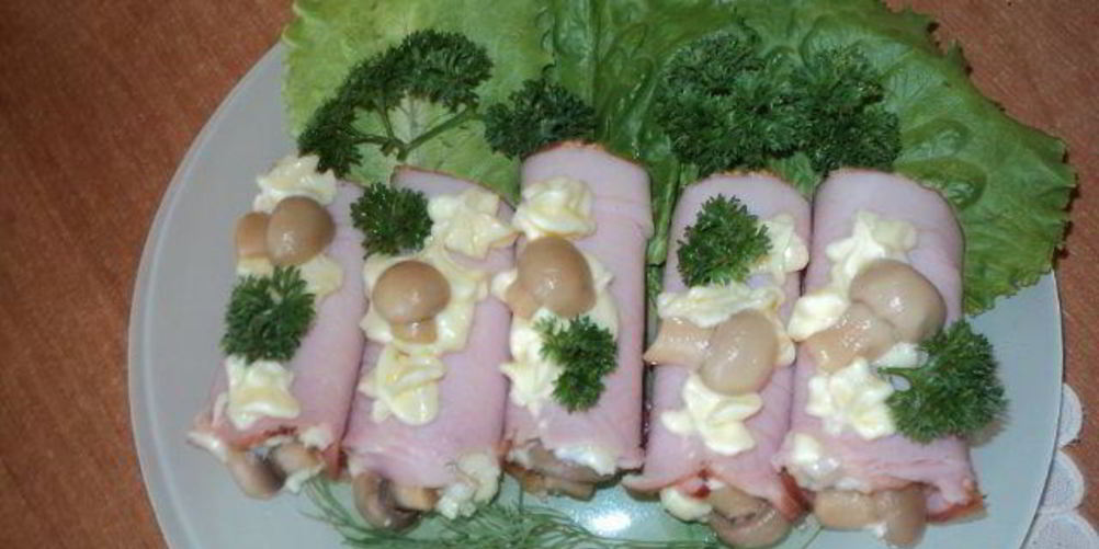 Рецепт рулетики закусочные с ветчиной, сыром и грибами