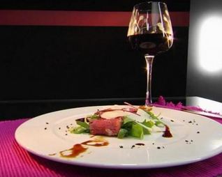 Рулеты из говядины с рукколой и соусом из тунца