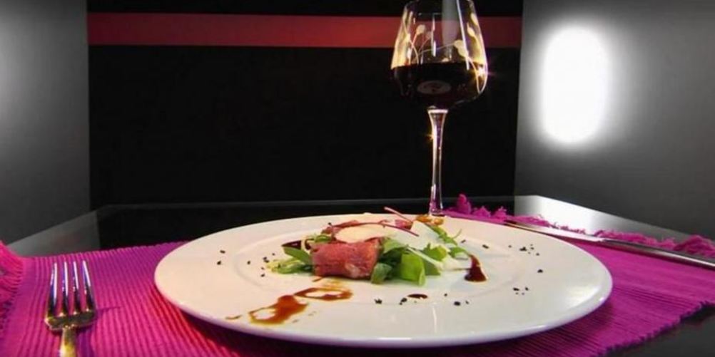 Рецепт рулеты из говядины с рукколой и соусом из тунца