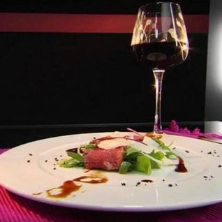 Рулеты из говядины с рукколой и соусом из тунца