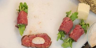 рулеты из говядины с рукколой и соусом из тунца