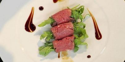 рулеты из говядины с рукколой и соусом из тунца