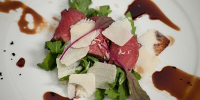 рулеты из говядины с рукколой и соусом из тунца