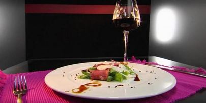 рулеты из говядины с рукколой и соусом из тунца