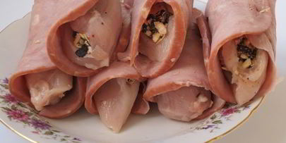 рулеты из куриного филе в ветчинной шубке