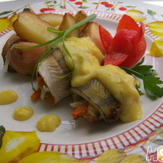 Рыбные рулетики под лимонным соусом