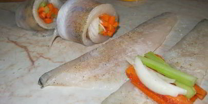 рыбные рулетики под лимонным соусом