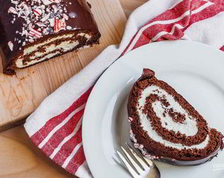 Шоколадный рулет со взбитыми сливками