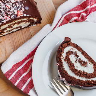 Шоколадный рулет со взбитыми сливками