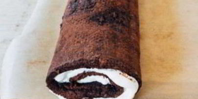 шоколадный рулет со взбитыми сливками