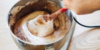 шоколадный рулет со взбитыми сливками