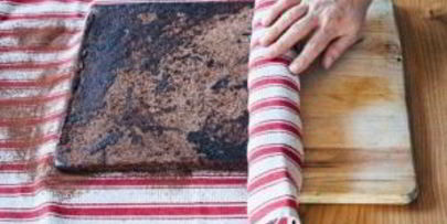 шоколадный рулет со взбитыми сливками