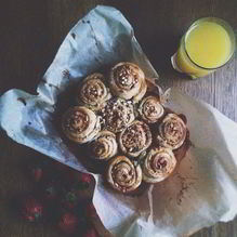 Рецепт Слоеные рулетики с орехами в меде