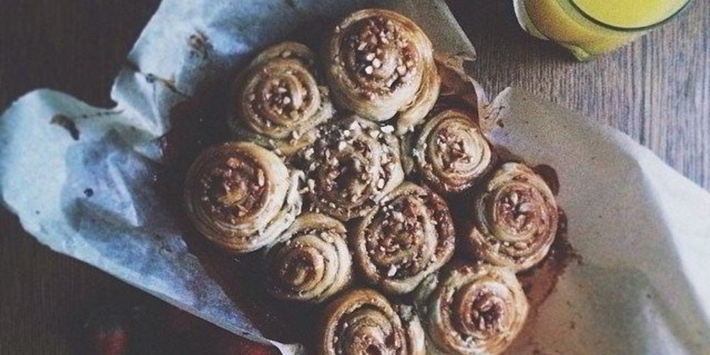 Рецепт слоеные рулетики с орехами в меде