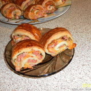 Слойки-рулетики с зеленью, ветчиной и сыром