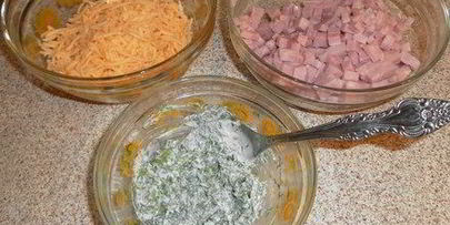 слойки-рулетики с зеленью, ветчиной и сыром