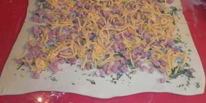 слойки-рулетики с зеленью, ветчиной и сыром