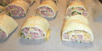 слойки-рулетики с зеленью, ветчиной и сыром