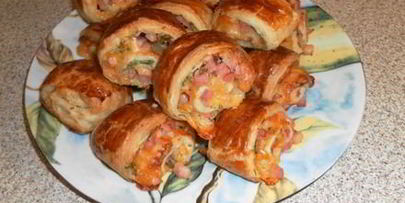 слойки-рулетики с зеленью, ветчиной и сыром