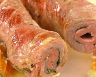 Свиные рулеты с колбасой и перцем