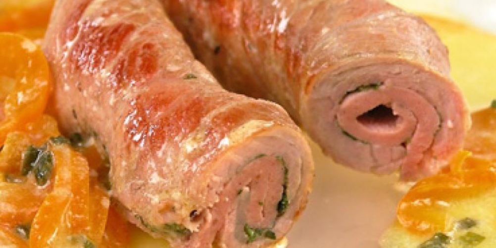 Рецепт свиные рулеты с колбасой и перцем