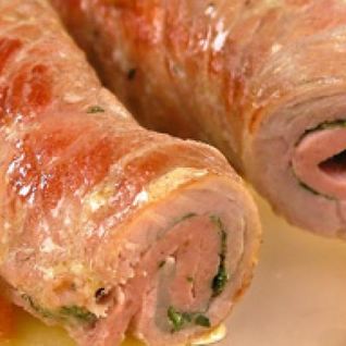 Свиные рулеты с колбасой и перцем