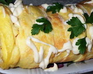 Сырно-яичный рулет с мясным фаршем