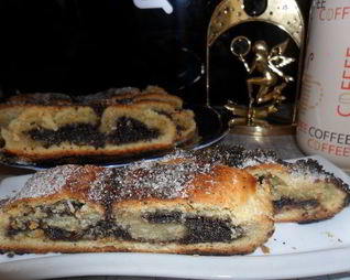 Творожный рулет с маком и шоколадом