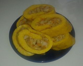 Тыквенно-чесночный рулет с рыбной начинкой