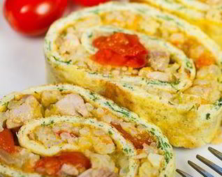 Яичный рулет с курицей и рисом