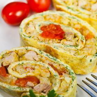 Яичный рулет с курицей и рисом