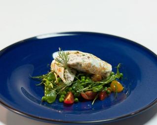 Яичный рулет с муссом из курицы и салатом из зеленого горошка