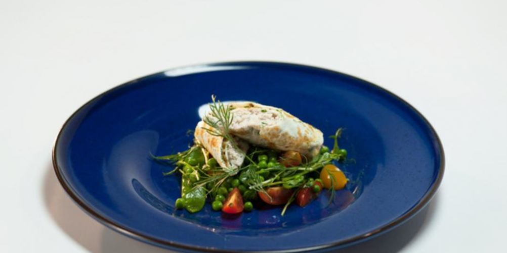 Рецепт яичный рулет с муссом из курицы и салатом из зеленого горошка