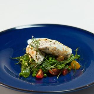 Яичный рулет с муссом из курицы и салатом из зеленого горошка