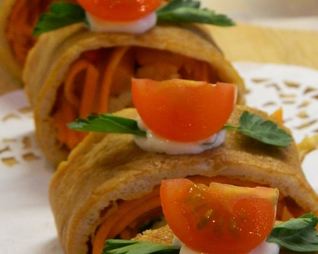 Яичный рулет с семгой и маринованной морковью