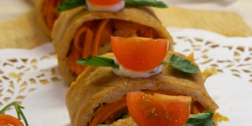 Рецепт яичный рулет с семгой и маринованной морковью