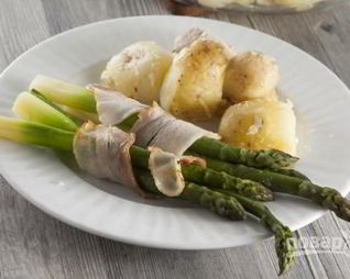 Запеченные рулетики из спаржи