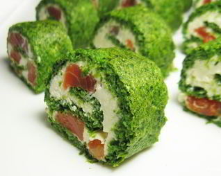 Зеленый рулет из шпината с лососем