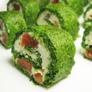 Зеленый рулет из шпината с лососем