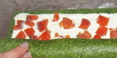 зеленый рулет из шпината с лососем